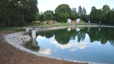 Der Frankenhofener Badeweiher lädt wieder zum Schwimmen ein. Der verstopfte Mönch wurde durch einen neuen ersetzt, so dass jetzt wieder sauberes Wasser in den Teich fließt. (Foto: Peter Tippl)