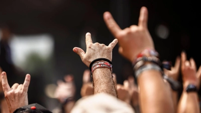 Zuschauer feiern beim Konzert der Band H-Blockx. (Foto: Frank Molter/dpa)