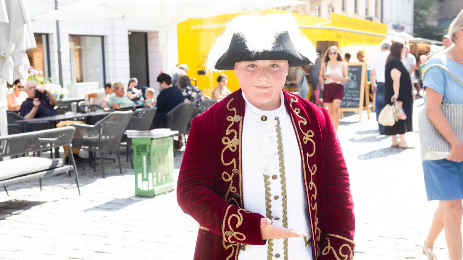 Ein junger Darsteller des Heimatvereins scheint das Treiben zu genießen. (Foto: Evi Lemberger)