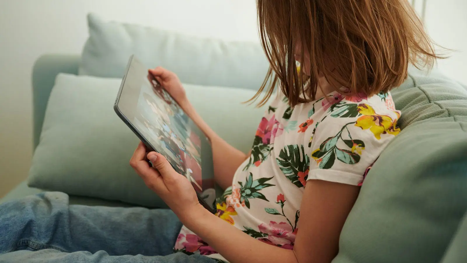 Digitale Welten kennenlernen, aber dabei nicht von ungeeigneten Dingen verstört werden? Apples Kinderschutz bietet künftig weitere Funktionen für Eltern an, den digitalen Konsum ihrer Kinder zu steuern. (Foto: Annette Riedl/dpa/dpa-tmn)