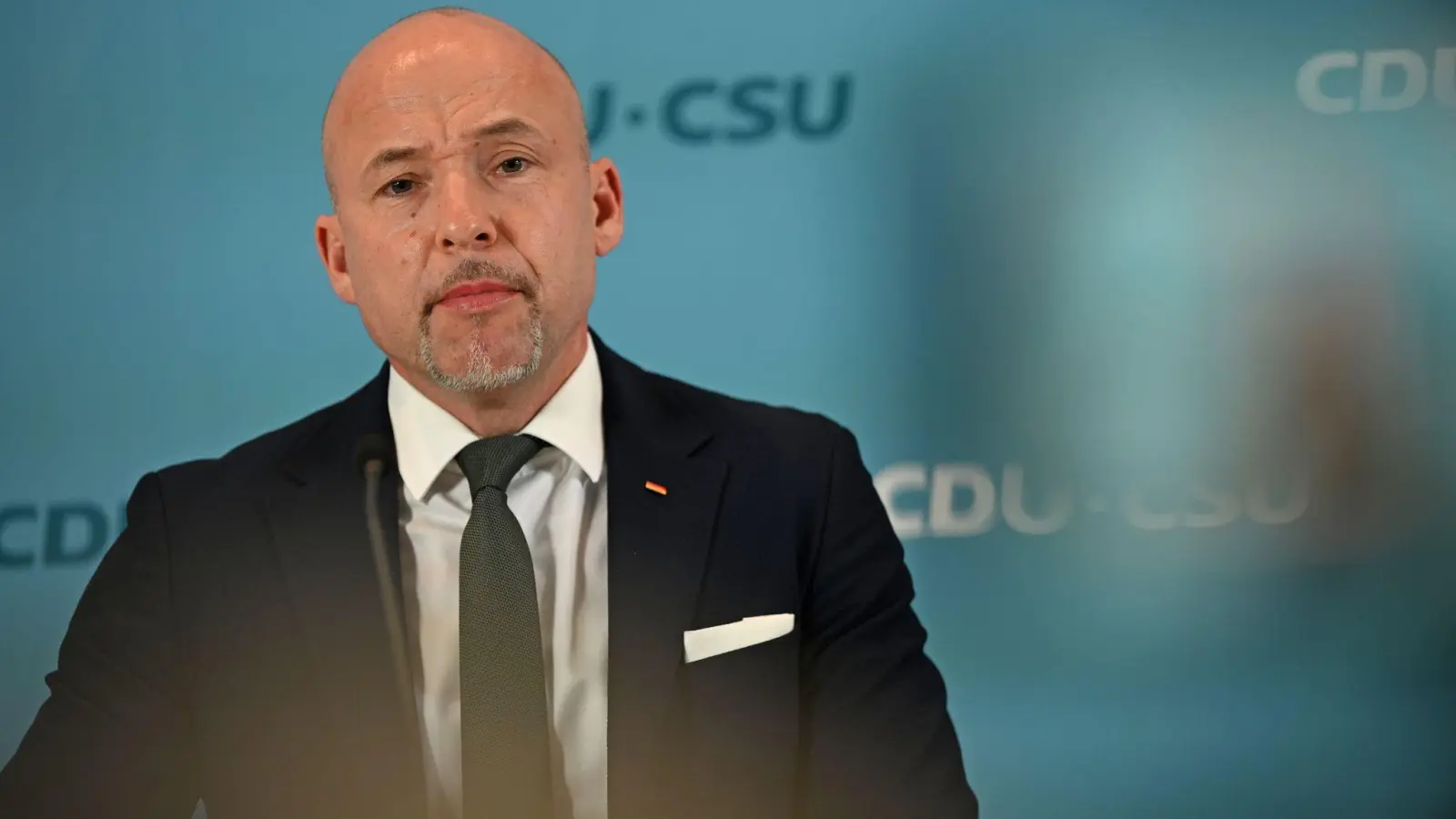 Die Wahlergebnisse hätten nichts geändert am Reformbedarf im Land, sagt CSU-Landesgruppenchef Alexander Hoffmann.  (Foto: Michael Brandt/dpa)