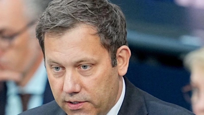Klingbeil antwortete im Bundestag auf Fragen der Abgeordneten.  (Foto: Michael Kappeler/dpa)