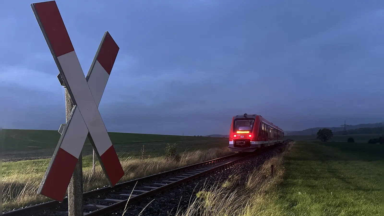Am unbeschrankten Bahnübergang zwischen Schweinsdorf und Hartershofen kam es am Sonntagabend zu einer Kollision zwischen einer Regionalbahn und einem Pkw.  (Foto: Gudrun Bayer)