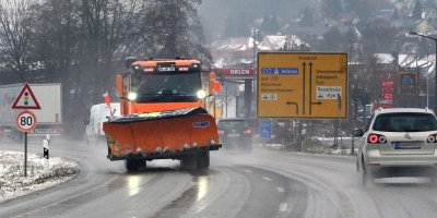 Jeweils neun Lkw und Kleintraktoren sowie 50 Männer und Frauen hatte das Ansbacher Betriebsamt im Einsatz, um die Straßen in Ansbach zu räumen. (Archivbild: Jim Albright)