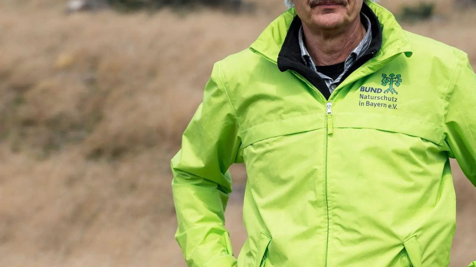 Richard Mergner, erster Vorsitzender Bund Naturschutz in Bayern e.V., steht vor einer kahlen Fläche im Frankenwald. (Foto: Daniel Vogl/dpa/Archivbild)