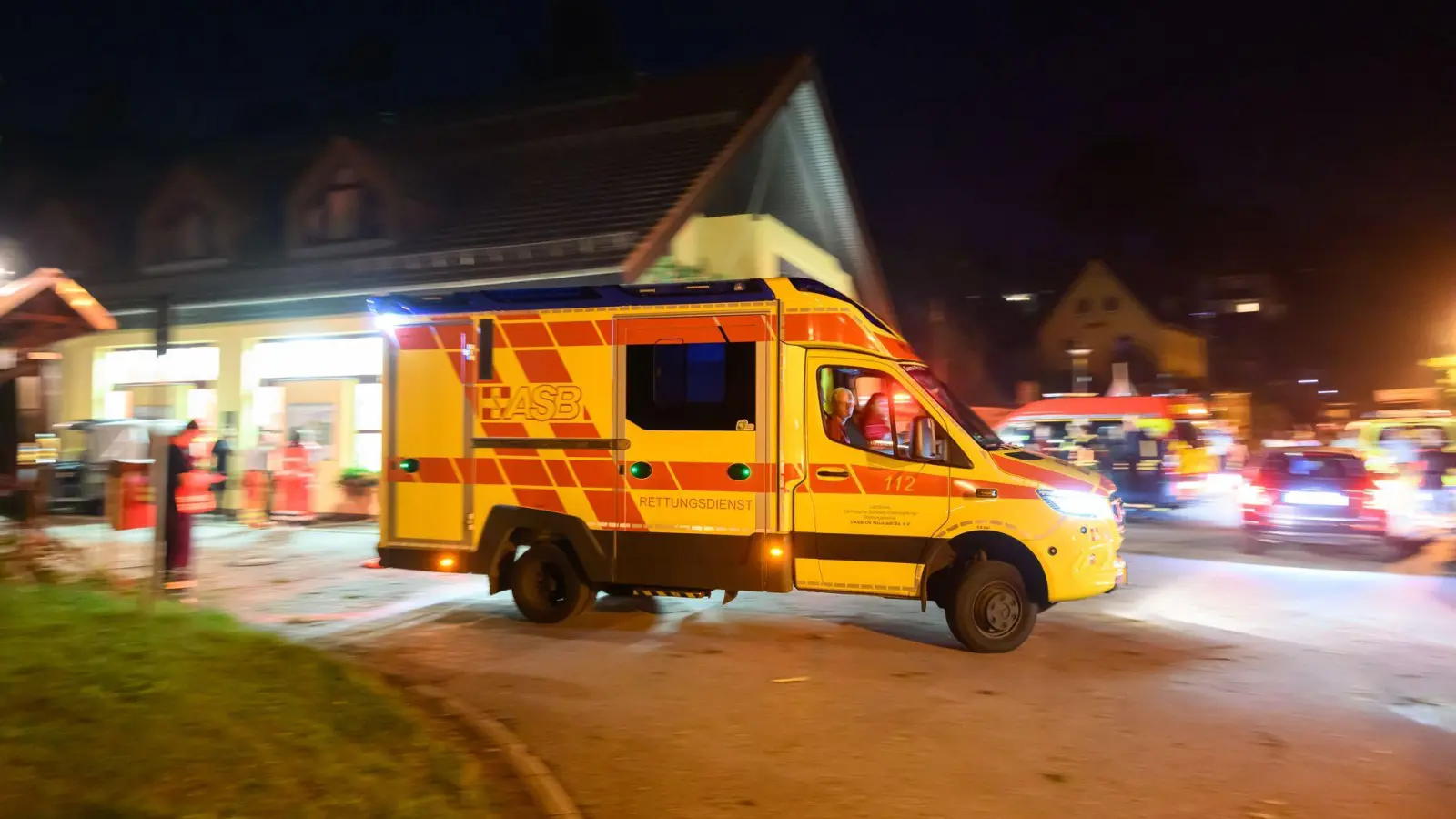 Für die Einsatzkräfte war die Lage in der Dunkelheit unübersichtlich. (Foto: Robert Michael/dpa)