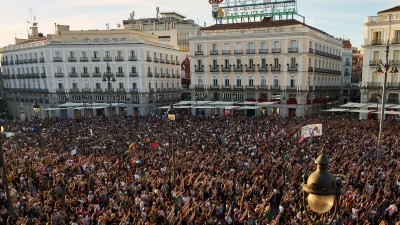 An dem Marsch in Madrid beteiligten sich Familien, Jugendliche und Rentner. (Foto: Manu Fernandez/AP/dpa)