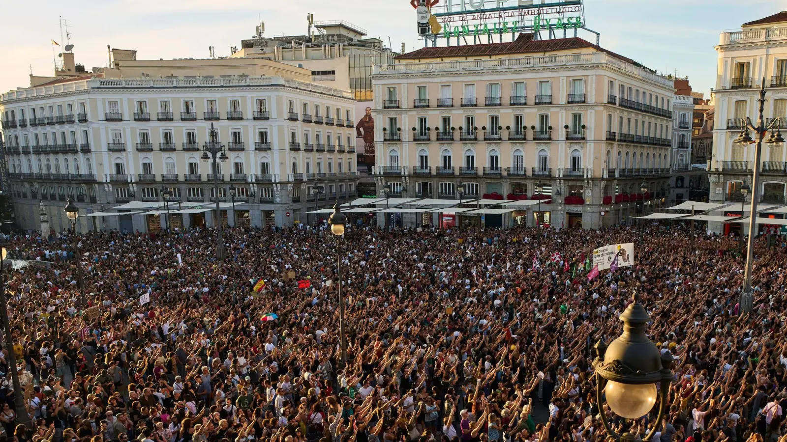 An dem Marsch in Madrid beteiligten sich Familien, Jugendliche und Rentner. (Foto: Manu Fernandez/AP/dpa)