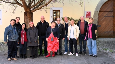 Sie werden die Spielzeit 2025 bestreiten (von links): Olaf Creutzburg, Michael Großschädl, Atischeh Hannah Braun, Monika Reithofer, Dave Wilcox, Vera Goth, Jürgen Klatte, Benjamin Babel, Justin Göller, Jürgen Eick und Liselotte Kons. (Foto: Toppler-Theater/Dieter Balb)
