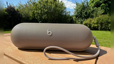 Dank neuer Tief- und Hochtöner liefert der Beats Pill jetzt einen tieferen Bass und ausgewogene Klänge für verschiedene Musikgenres. (Foto: Andrej Sokolow/dpa-tmn)