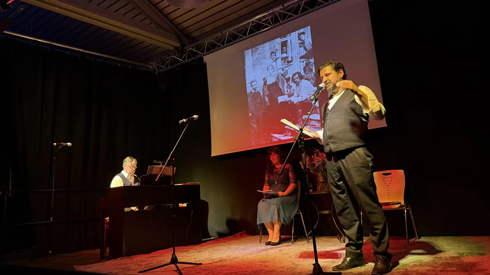 Ein Gesamtkunstwerk aus Musik und Lyrik zu schaffen, gelang Christian Glowatzki, Nicole Paskow und Levent Özdil (von links) beim Jubiläumsabend zum 150. Geburtstag von Rainer Maria Rilke im Ochsenhof. (Foto: Sylvia Fehlinger)