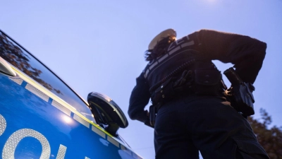 Polizeibeamte halten den Mofafahrer bei einer Verkehrskontrolle an. (Symbolbild) (Foto: Marijan Murat/dpa)