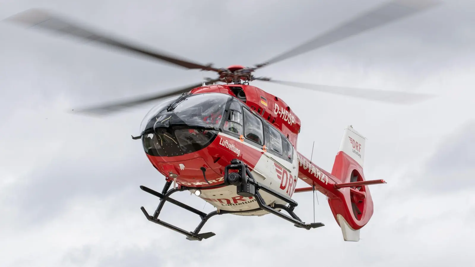 Der Säugling wurde mit dem Rettungshubschrauber in ein Krankenhaus gebracht. (Symbolbild) (Foto: Daniel Karmann/dpa)