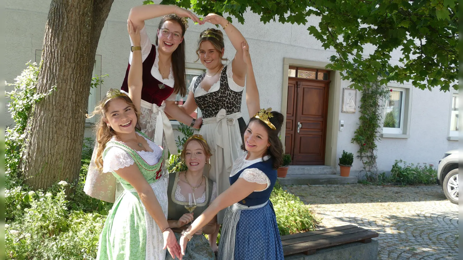 Die Weinhoheiten brachten mit einem händisch geformten Herz ihre Liebe zum Rebensaft zum Ausdruck. (Foto: Helmut Meixner)