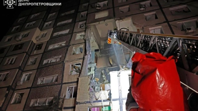 Bei dem Drohneneinschlag in einem mehrstöckigen Wohnhaus in Dnipro gab es Tote und Verletzte.  (Foto: Uncredited/Ukrainian Emergency Service/AP/dpa)