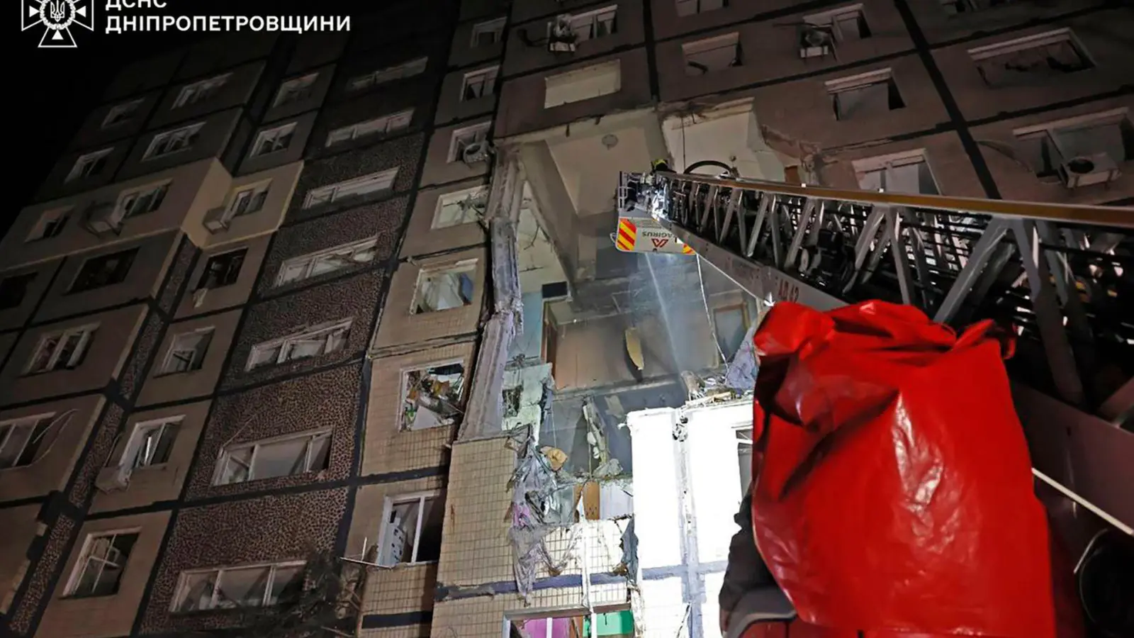 Bei dem Drohneneinschlag in einem mehrstöckigen Wohnhaus in Dnipro gab es Tote und Verletzte.  (Foto: Uncredited/Ukrainian Emergency Service/AP/dpa)