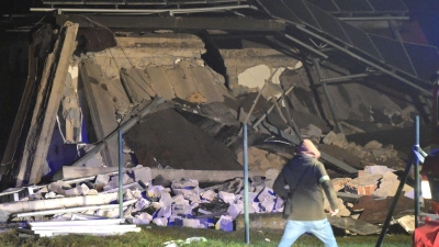 Drei Männer kamen beim Einsturz eines Daches in der Ostslowakei ums Leben. (Foto: Frantisek Ivan/TASR/dpa)