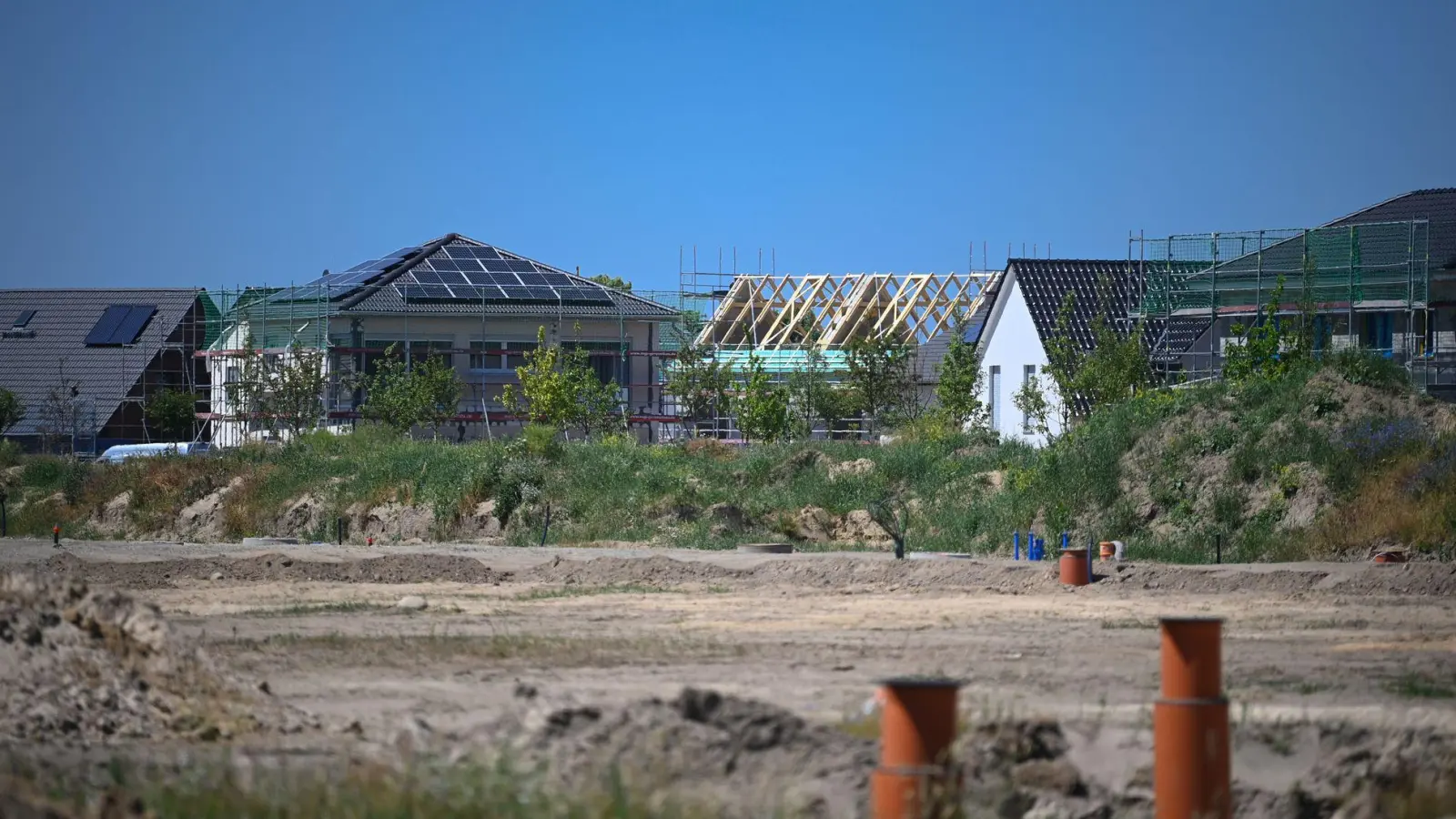 Ein Baugrundgutachten sollte vor Baubeginn erstellt werden, um Verzögerungen und nachträgliche Kostensteigerungen zu vermeiden. (Foto: Soeren Stache/dpa-Zentralbild/dpa-tmn)