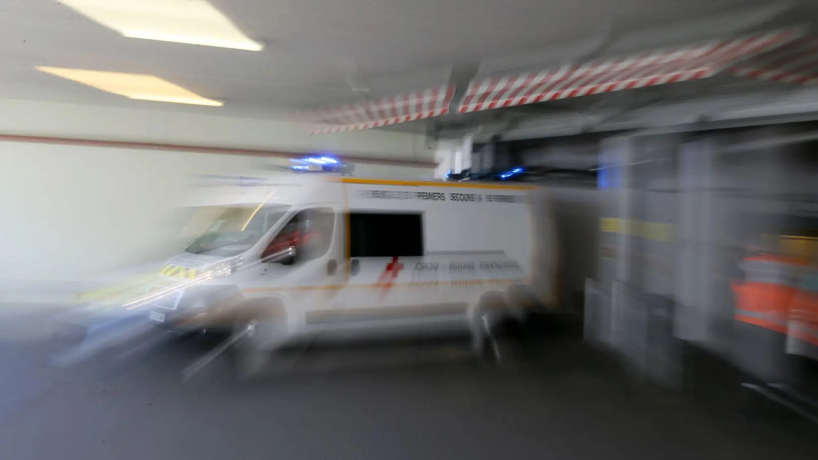 Ein Autofahrer hat in Frankreich mehrere Passanten angefahren und verletzt. (Symbolbild) (Foto: David Vincent/AP/dpa)