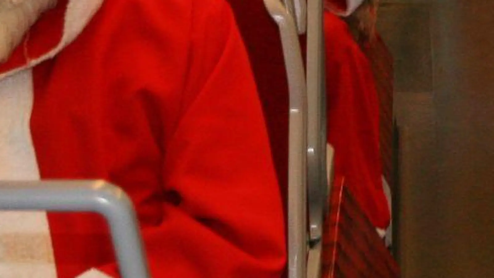 Bremer Weihnachtsmänner fahren eine erste Runde mit der Weihnachtsbahn zum Rathaus. (Foto: Kai Moorschlatt/dpa)