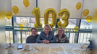 Tochter Heidemarie Holtkötter (links) und Enkelin Nadja Nendel feierten mit dem Geburtstagskind Anna Grauvogl im Wintergarten des Haus Phönix den 103. Geburtstag. (Foto: Sophia Schmidt)