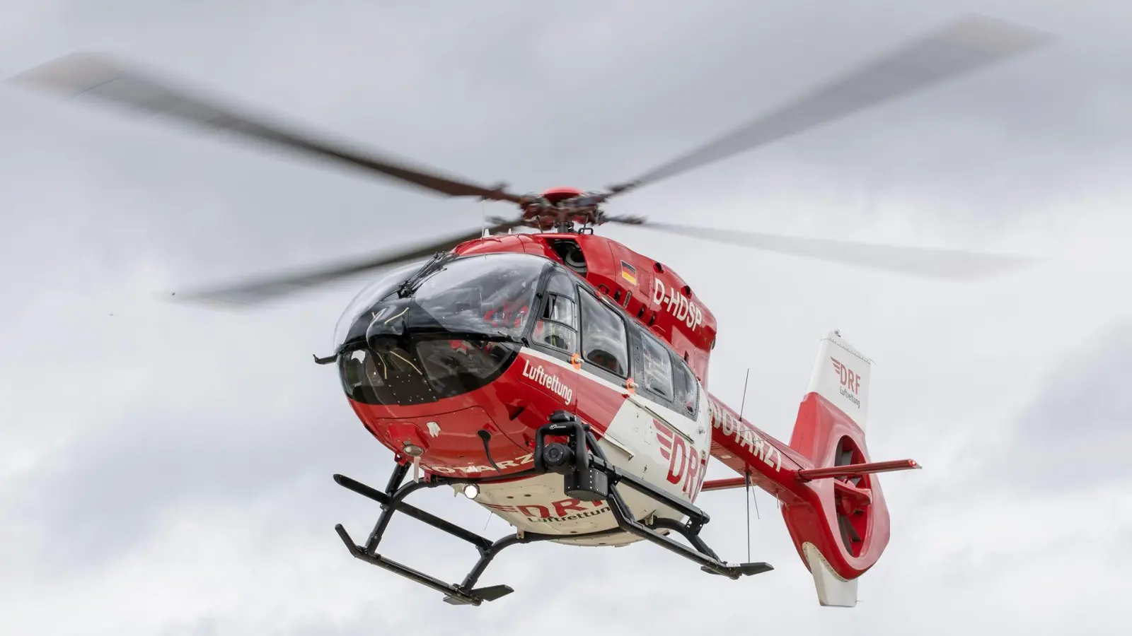 Nach einem folgenschweren Unfall mit herabstürzenden Quaderballen musste der Mann auf dem Luftweg in eine Klinik transportiert werden. (Symbolbild) (Foto: Daniel Karmann/dpa)