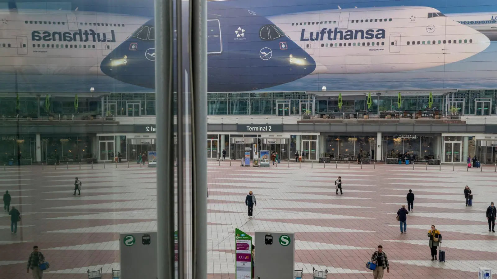 Wie am Montag in München dürfte es auch heute und in den kommenden Tagen wieder leerer in den Terminals sein - der Lufthansa-Streik geht weiter. (Foto: Peter Kneffel/dpa)