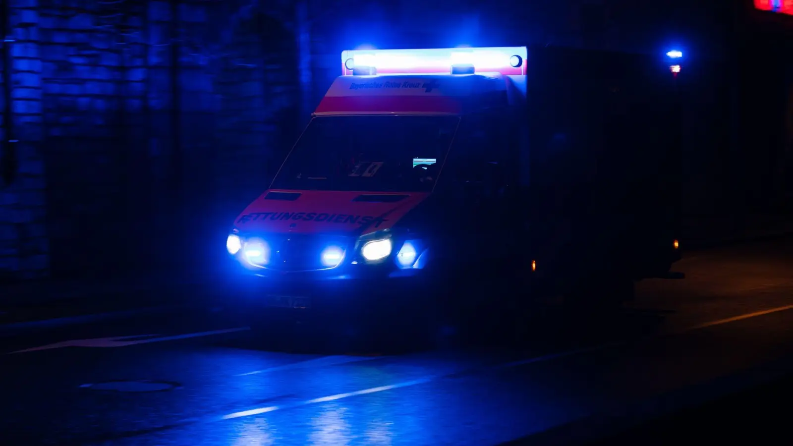 Ein Fußgänger ist in München von einem Rettungswagen im Einsatz erfasst worden. (Symbolbild) (Foto: Nicolas Armer/dpa)