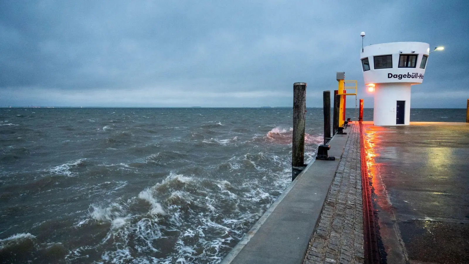 Der erste Herbststurm des Jahres zieht über die Nordsee. (Foto: Daniel Bockwoldt/dpa/Daniel Bockwoldt)