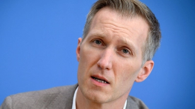 Daniel Terzenbach,  Beauftragter der Bundesregierung für die Arbeitsmarktintegration von Zuwanderern, in der Bundespressekonferenz. (Foto: Bernd von Jutrczenka/dpa)