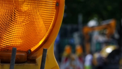 In der Nacht auf Sonntag griffen in Ansbach mehrere Personen auf gefährliche Weise in den Straßenverkehr ein. (Symbolbild: Sabina Crisan/dpa)