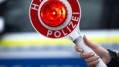 Am Donnerstag wurden mehrere Kontrollen an Lkw vorgenommen – auf der A6 stellten die Polizeibeamten an drei Fahrzeugen gravierende Mängel fest. (Symbolbild: Soeren Stache/dpa)