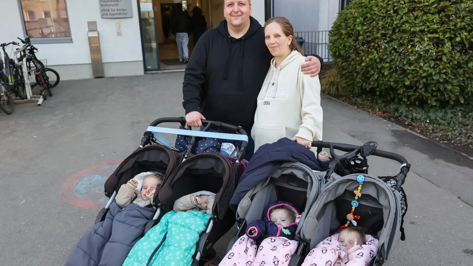 Zwei Zwillingspaare im Kinderwagen, eins im Bauch - Jasmin Schmidt und Andreas Rittner freuen sich wieder auf doppeltes Glück. (Foto: Daniel Löb/dpa)
