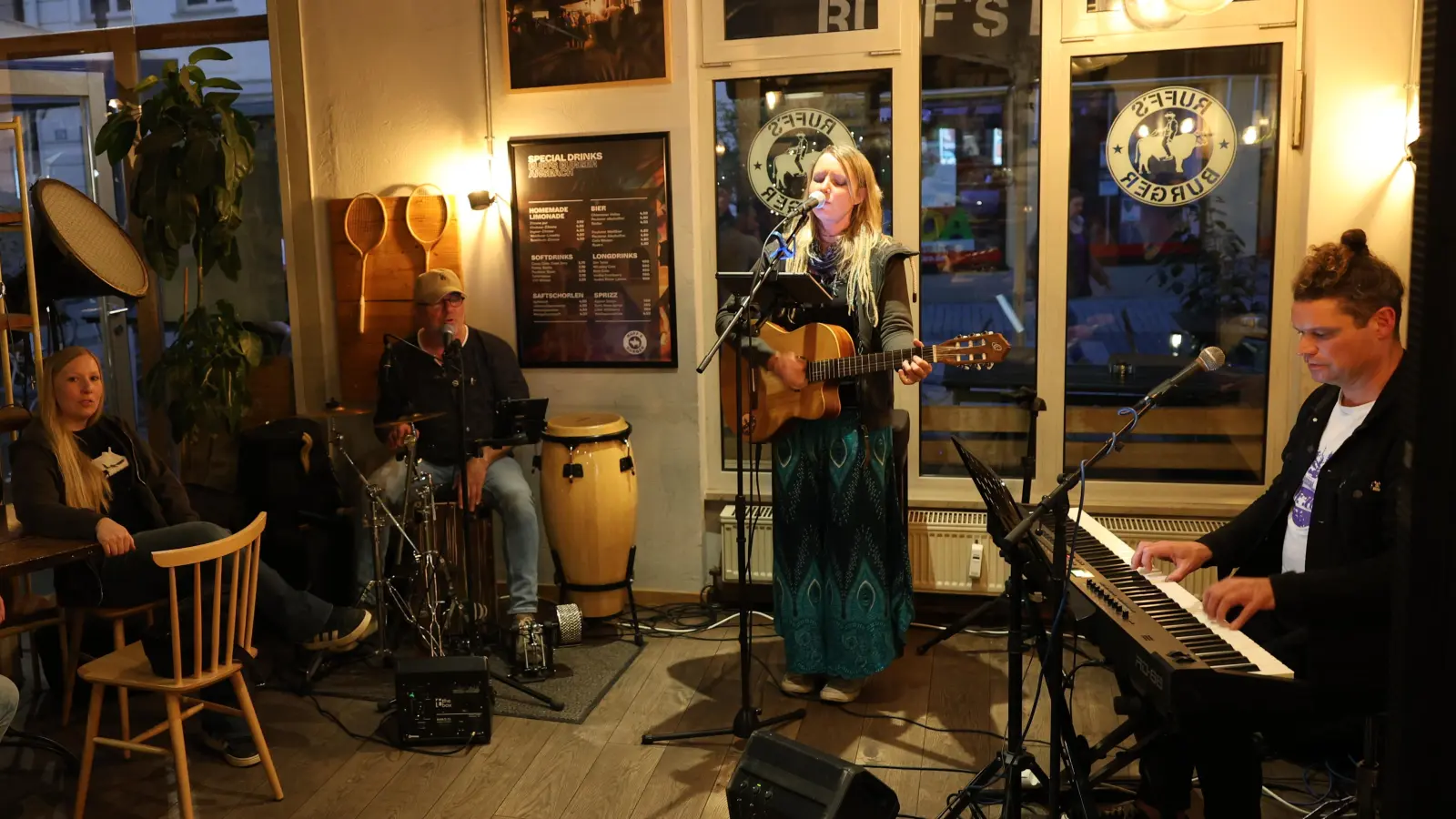 „Jeneration” gab im Restaurant Ruff's Burger Blues, Pop und Balladen zum Besten. (Foto: Zeynel Dönmez)