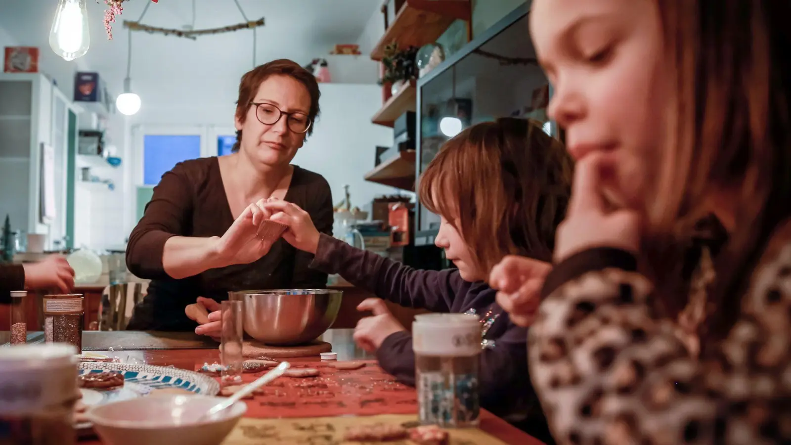 Die ewige Frage: Ist beim Plätzchen backen Teig naschen erlaubt? Experten sagen: Nein. Keime aus rohen Eiern und Coli-Bakterien aus dem Mehl werden erst durch Erhitzen unschädlich gemacht. (Foto: Mascha Brichta/dpa-tmn)