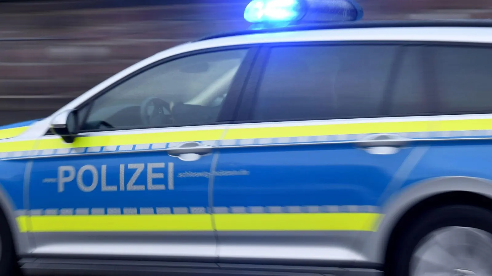 Ein Streifenwagen fährt mit eingeschaltetem Blaulicht. (Symbolbild: Carsten Rehder/dpa)