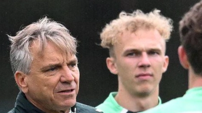 Gleich mittendrin: Werders neuer Trainer Horst Steffen. (Foto: Carmen Jaspersen/dpa)