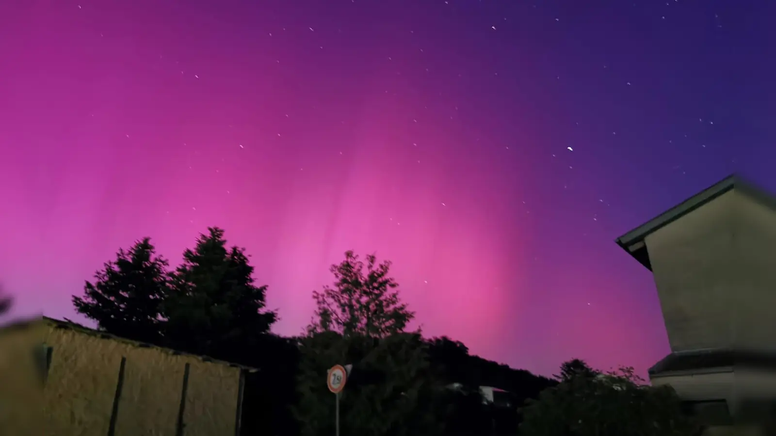 Sonnenstürme haben am Freitagabend Polarlichter sichtbar gemacht. Diese sind übrigens auf Fotos meist besser zu erkennen als mit bloßem Auge. Dieses Bild entstand in Oberrimbach bei Burghaslach. (Foto: Nadine Gesell)