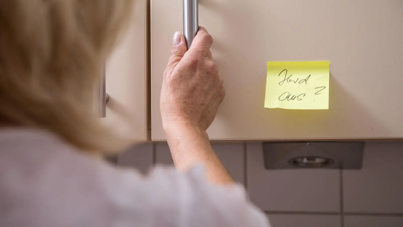 Wenn Demenz den Alltag verändert, müssen auch Verträge mitziehen. Haftpflicht, Hausrat, Unfall: Diese drei Policen gehören auf den Prüfstand. (Foto: Christin Klose/dpa-tmn)