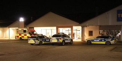 Zwei maskierte Personen überfielen am Mittwochabend einen Drogeriemarkt in der Welserstraße in Ansbach. (Foto: NEWS5 / Markus Zahn)