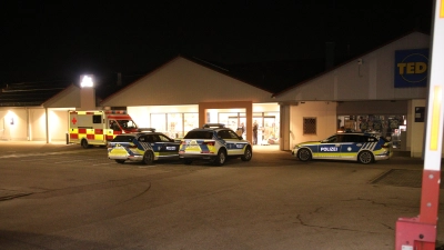 Zwei maskierte Personen überfielen am Mittwochabend einen Drogeriemarkt in der Welserstraße in Ansbach. (Foto: NEWS5 / Markus Zahn)