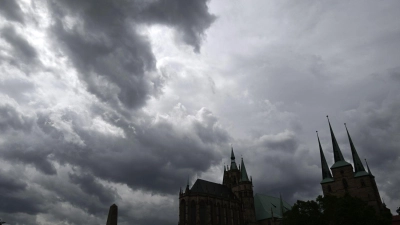 Blick auf den Erfurter Domplatz. Nach einem Montag mit starken Unwettern bleibt es am Dienstag wolkig, dafür wird es etwas milder. (Foto: Martin Schutt/dpa)
