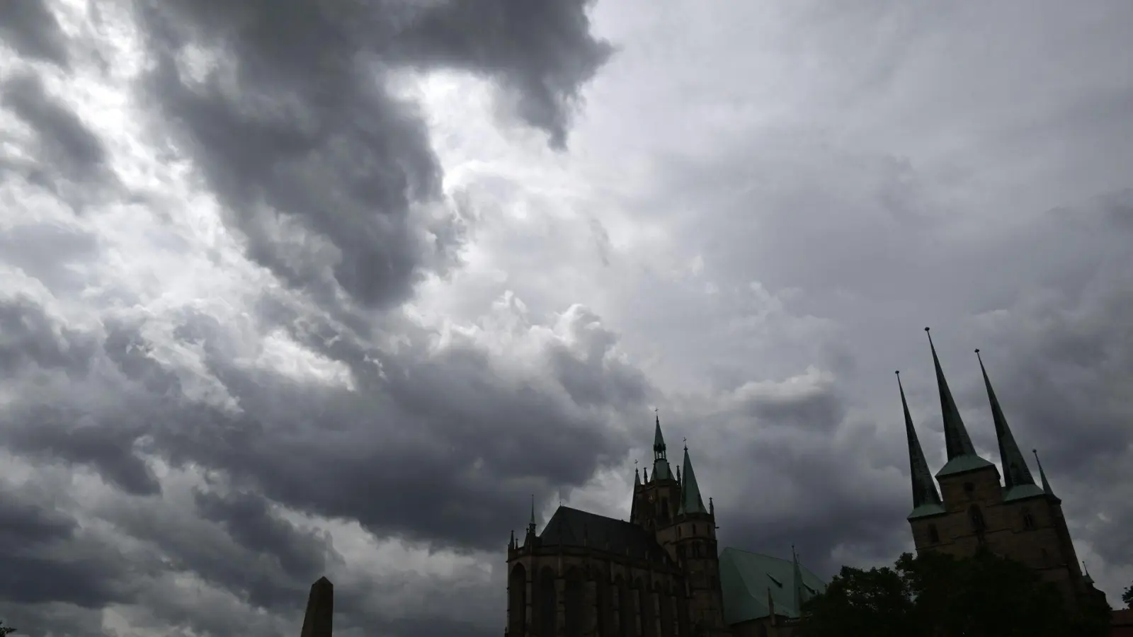 Blick auf den Erfurter Domplatz. Nach einem Montag mit starken Unwettern bleibt es am Dienstag wolkig, dafür wird es etwas milder. (Foto: Martin Schutt/dpa)