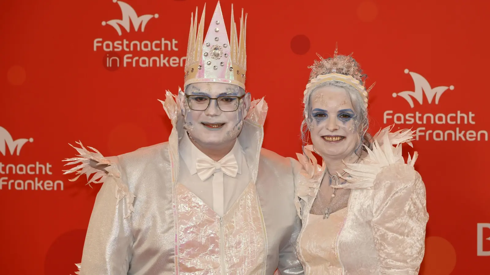 Gut gekühlt: Der Fraktionsvorsitzende der Landtags-SPD Holger Grießhammer mit Nicole Grießhammer als Eiskönig und Eiskönigin. (Foto: BR/Ansgar Nöth)