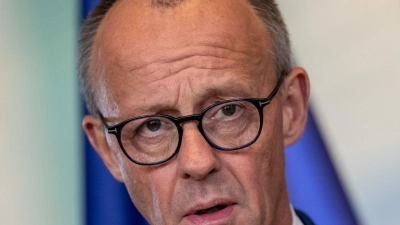 Kanzler Merz sieht die Angriffe auf den Iran skeptisch.  (Foto: Michael Kappeler/dpa)