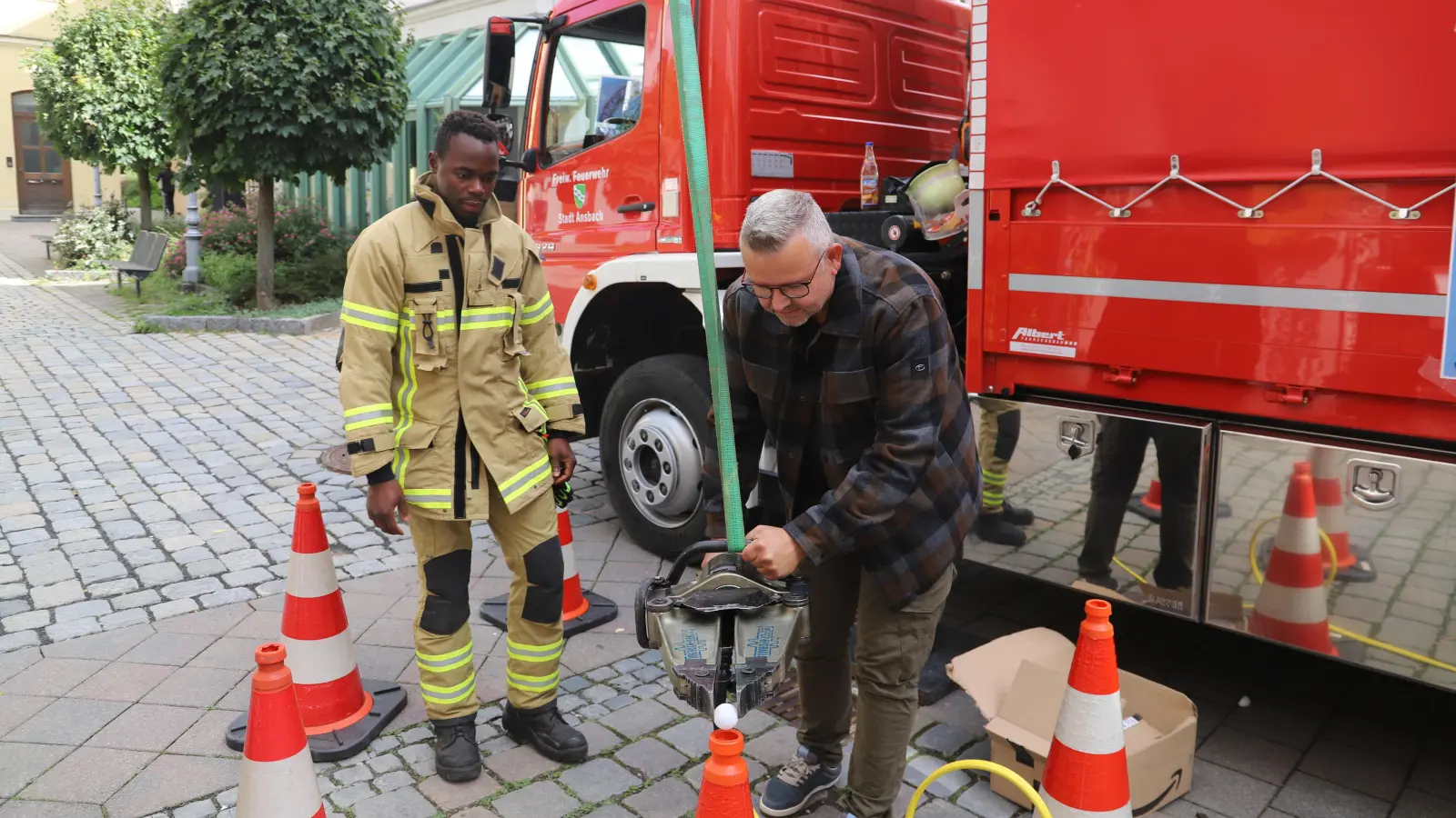 Wer mag, setzt mit dem Rettungsspreizer einen Ball auf die Pylonen. (Foto: Oliver Herbst)