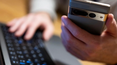 Schnell und bequem: Viele Menschen erledigen Bankgeschäfte per Online-Banking. (Symbolbild) (Foto: Monika Skolimowska/dpa)