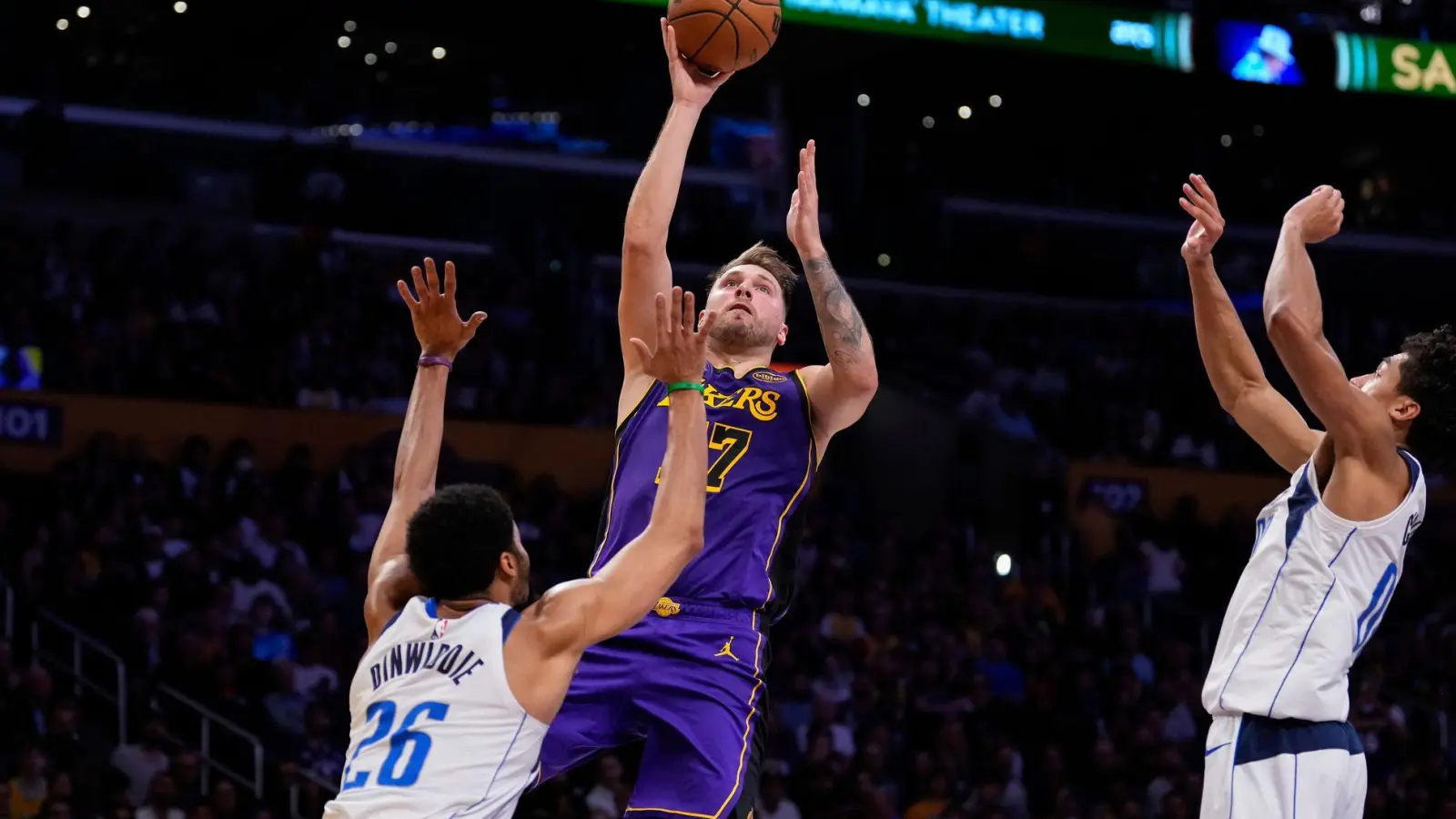 Luka Doncic (M) spielte erstmals gegen sein langjähriges Team. (Foto: Mark J. Terrill/AP/dpa)