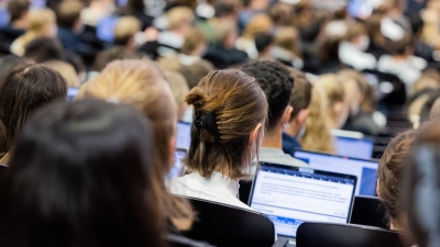 Laptop, Umzugskosten, Mietkaution: Die Studienstarthilfe soll bei ersten Ausgaben für das Studium helfen. (Foto: Rolf Vennenbernd/dpa/dpa-tmn)