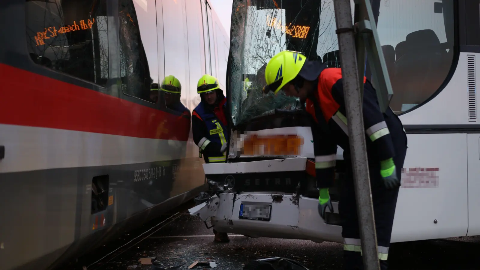 Der Zusammenstoß endete mit leichten Schäden an Bus und Zug. Verletzt wurde niemand. (Foto: NEWS5/Markus Zahn)
